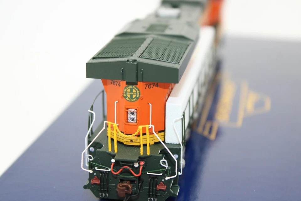 Athearn Genesis HO Scale BNSF GE ES44DC Diesel Locomotive #7674 NOS - Image 4 of 4