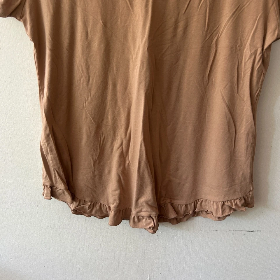 Camiseta IsaacMizrahiLive Feminina Grande Bronzeada Decote Redondo Bainha Babado Manga Curta Top - Imagem 2 de 4