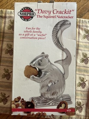Davey Cracket Squirrel Nutcracker   Heavy-Duty Cast Aluminum   New in Box