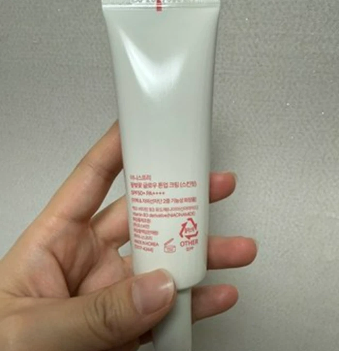 Crema tonificadora K-Beauty Innisfree flor de cerezo brillo ajuste piel FPS50+ PA++++ 50 ml Foto 2 de 4