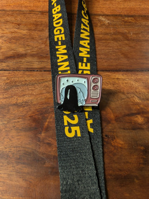 The Ring Girl Climbing Out Of TV Emaille Pin Anstecker Süß Spaß Horror Geschenkidee  