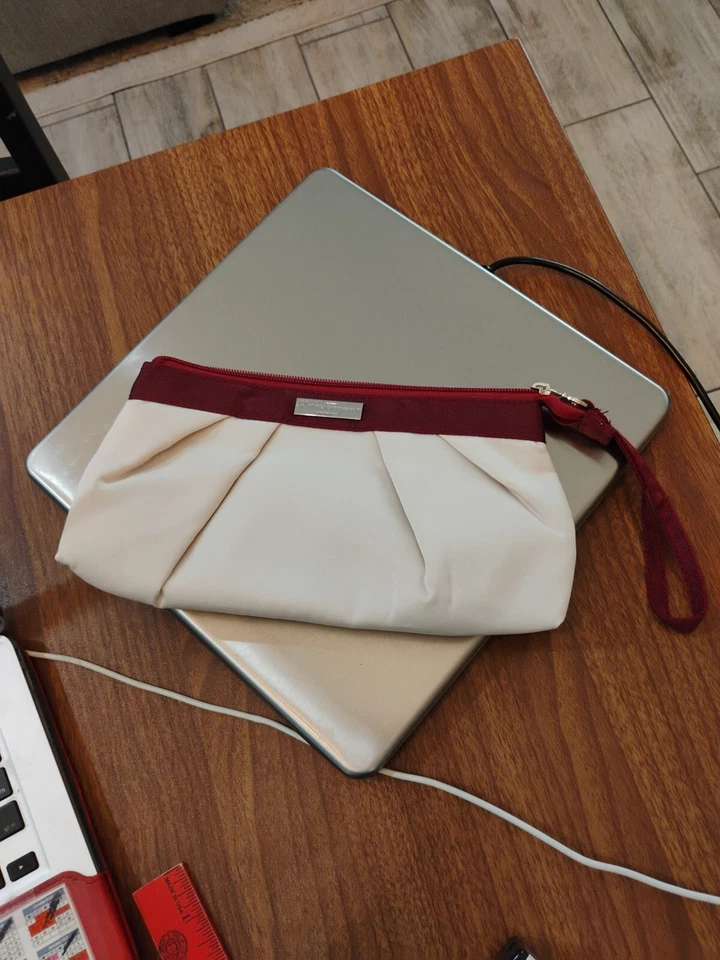 Bolso clutch de maquillaje de perfume Salvatore Ferragamo Alitalia Airlines Magnifica Foto 2 de 4