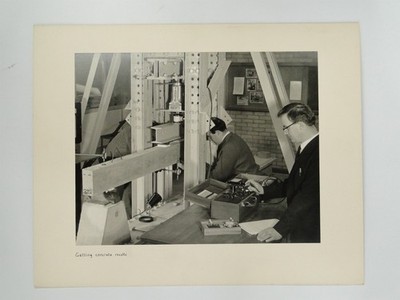Beton Stressprüfung Technik Bau Labor Wissenschaftler um 1960 Vintage Foto