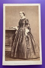 Photo CDV cca 1860 MAYER & PIERSON PARIS Lady of the Court in crinoline moirée B097