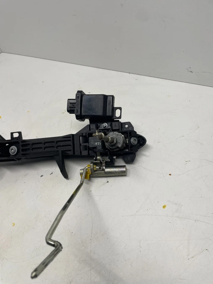 LEXUS IS250 2006-2015 PUERTA DELANTERA IZQUIERDA SOPORTE MONTAJE MANIJA BASE OEM Foto 4 de 4