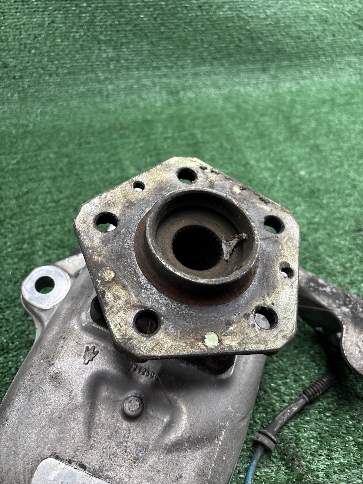 03-08 Maserati Quattroporte M139 Front RightSide Bearing Spindle Knuckle Hub OEM