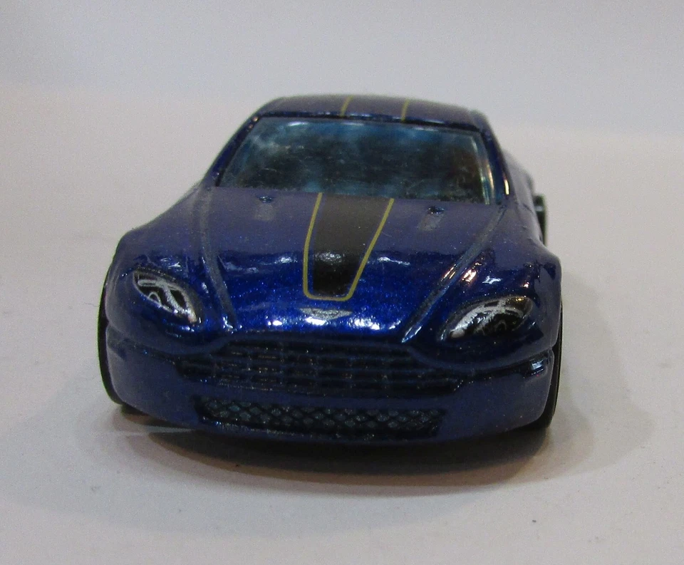 Coche de juguete fundido a presión Hot Wheels Aston Martin V8 Vantage 2015 vintage azul exótico 1:64 Foto 4 de 4