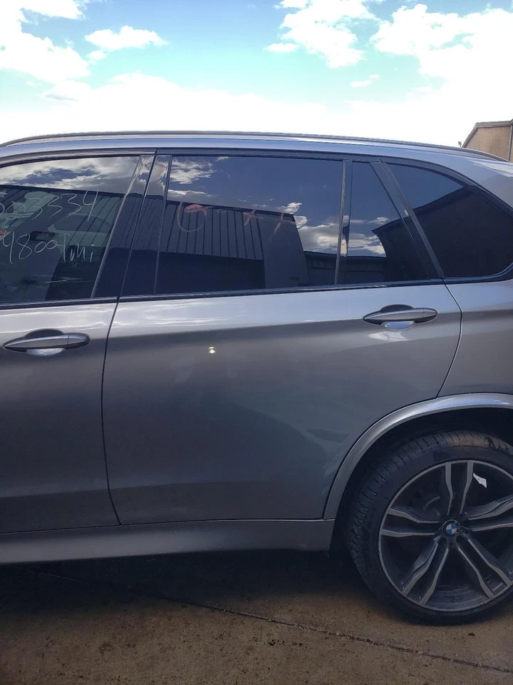 BMW X5M 2017 cuarto trasero derecho moldura rueda con equipamiento M Donington gris C28 Foto 4 de 4