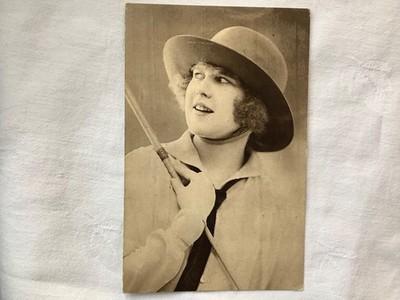 Dame mit Hut mit großem Stock, Anglo-Belgian Meat Company Postkarte
