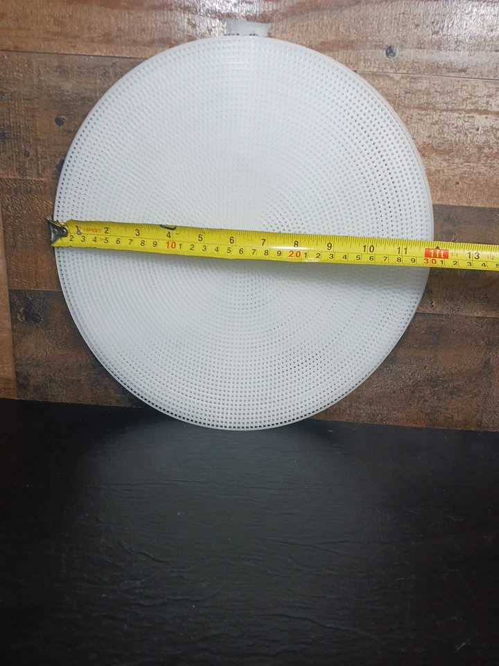 Paquete de 5 hojas redondas de malla de lona de plástico Darice 12 pulgadas blanco círculo alfombra en blanco  Foto 2 de 4