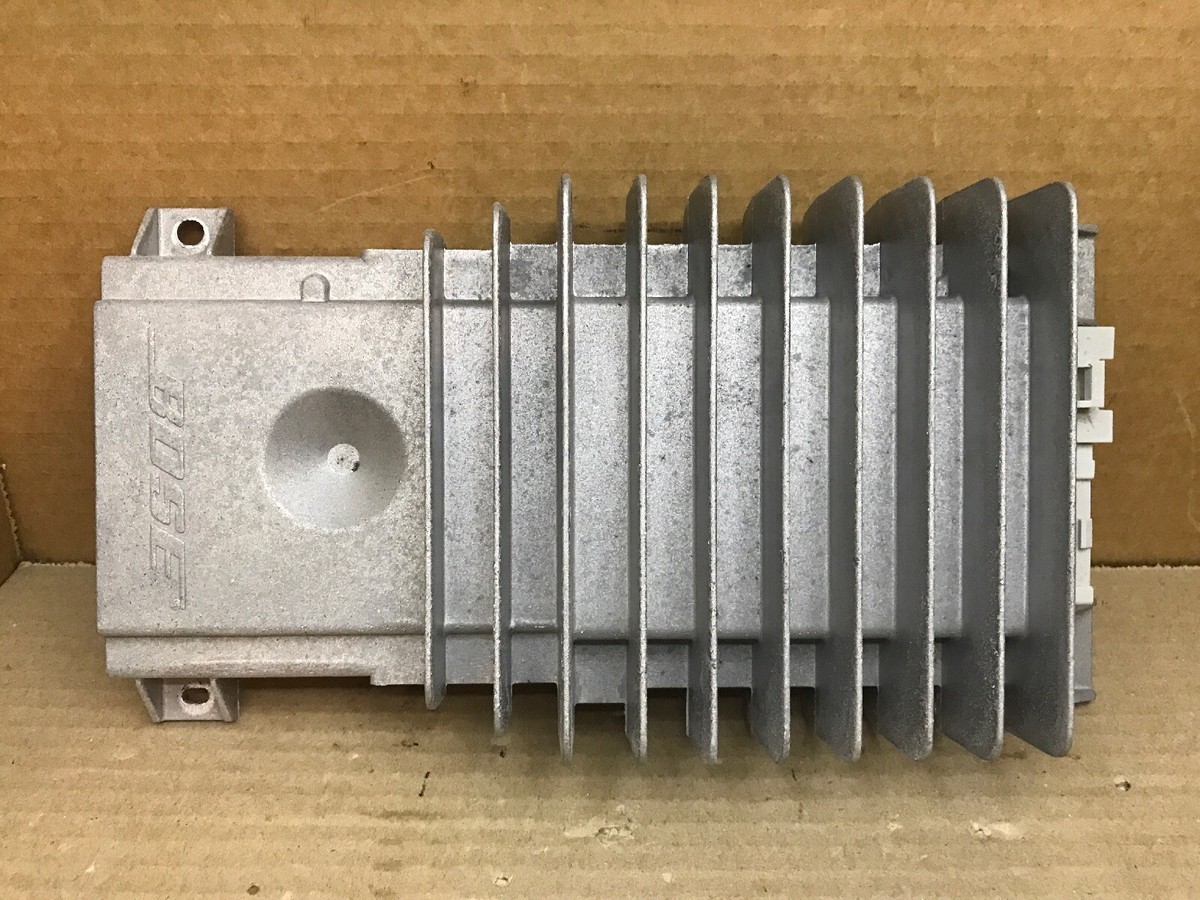 キャデラック エスカレード　Bose アンプ　 No 25939529 2003-2006 Cadillac Escalade Amp Amplifier Bose OEM 15114454