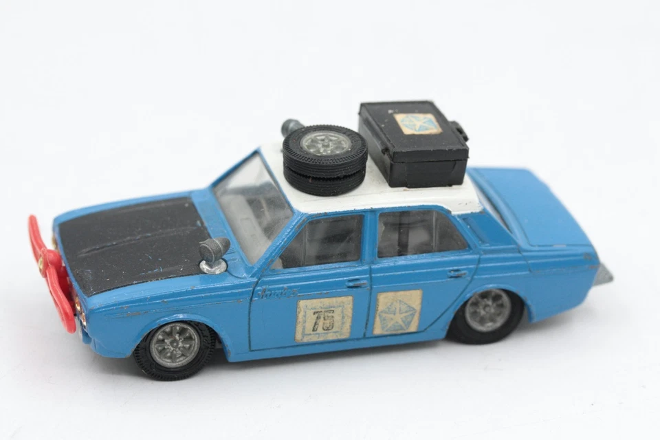 Corgi 302 Hillman Hunter Mark II With Kangaroo, Removable Wheels - Image 3 of 4
