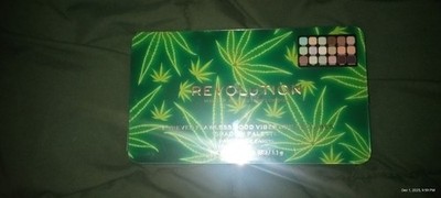 Makeup Revolution - CHILLED VIBES Forever Flawless Eyeshadow Palette (New)
