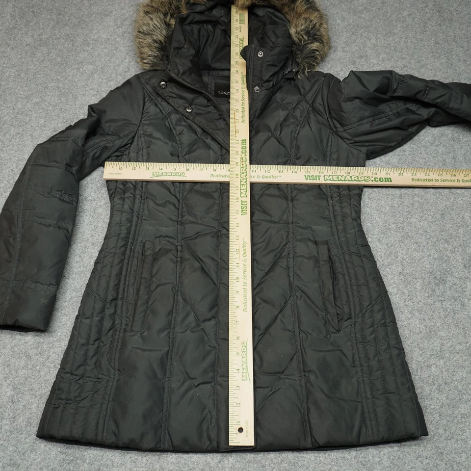 Abrigo acolchado London Fog para mujer negro pequeño forrado de piel sintética con capucha Foto 4 de 4