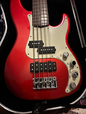 Fender American Deluxe Precision Bass 5-String RH Red Alder/Rosewood Hard Case