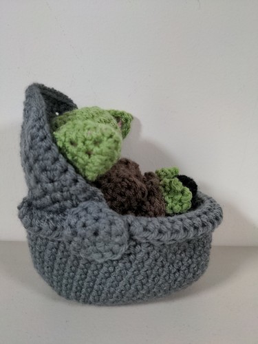 Tazza all'uncinetto ispirata a Baby Yoda in Space Pod Il Mandaloriano Il Bambino fatta a mano - Foto 2 di 9