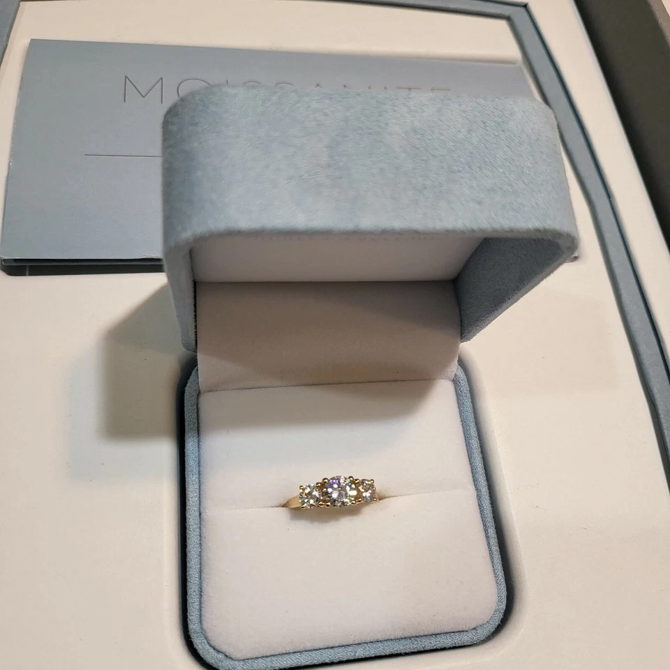 Anillo redondo de tres piedras de oro amarillo de 14K moissanita de Charles and Colvard, talla 8 Foto 4 de 4
