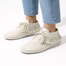 Minnetonka White Leather Fringe Moccasin Lace-Up Ankle Shoes in Cream Size 9
