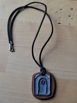 Halskette aus MEXIKO Kordel mit Anhänger aus Ton mit Maya Symbol Handarbeit NEU
