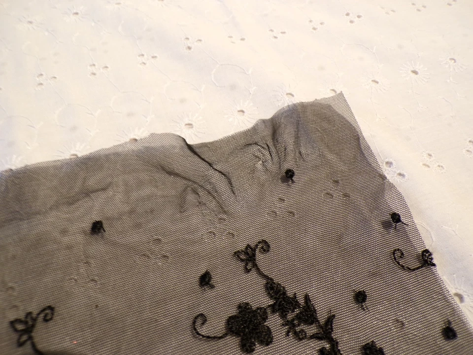 Piece de Dentelle noire ancienne - Photo 2/2