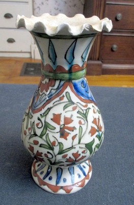 Beautiful Vintage Iznik Style 6½'' Ruffled Edge Vase