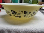 PYREX 444 FOUR QUART 2 SPOUT SERVING/MIXING BOWL GOOSEBERRY YELLOW