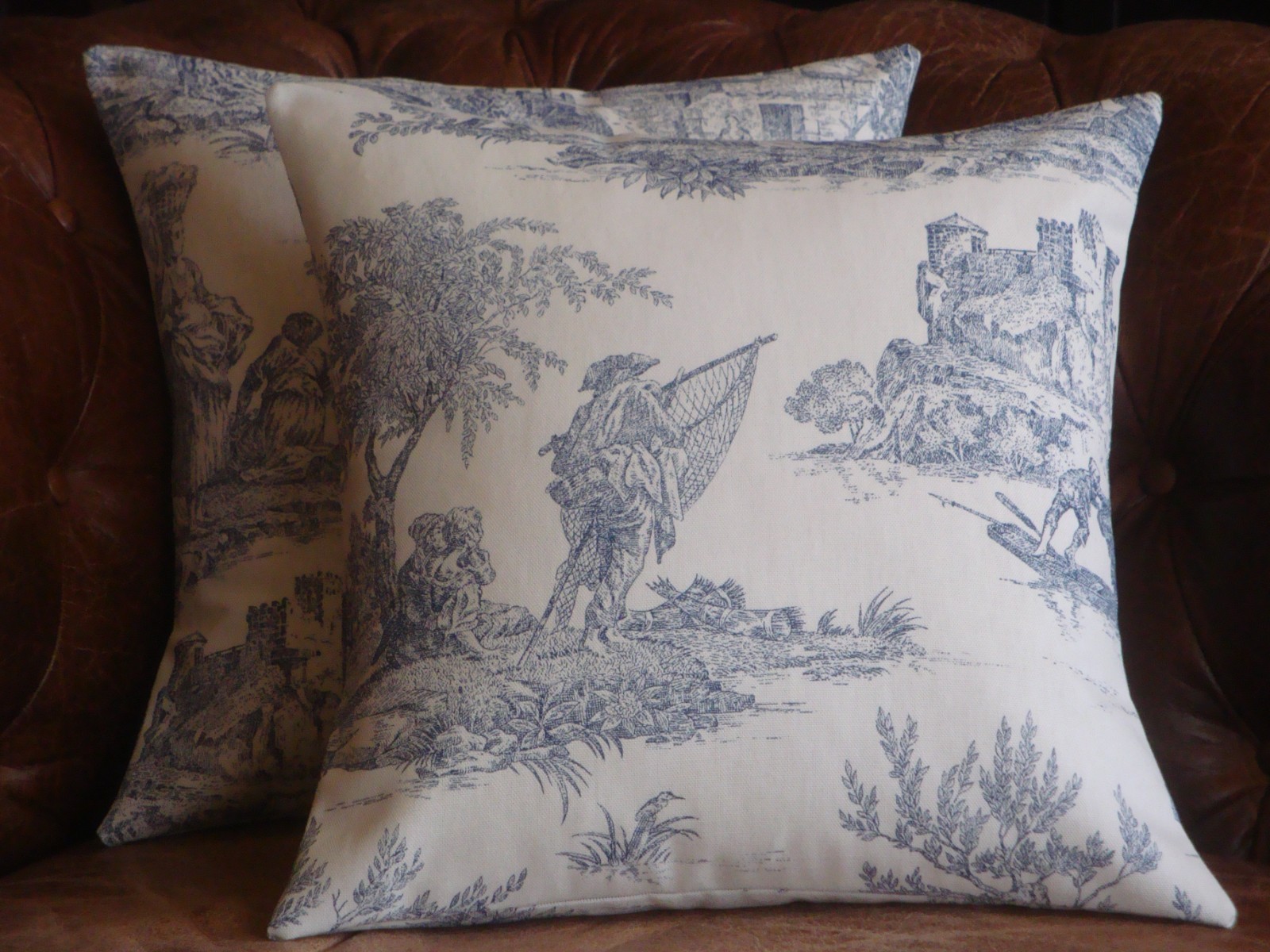 2 petits coussins toile de Jouy bleu et blanc rectangulaires pour deco de salon