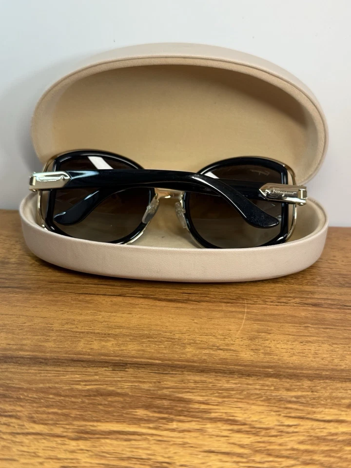 Gafas de sol Salvatore Ferragamo SF719S 001 marco negro dorado lentes degradadas grises Foto 2 de 4