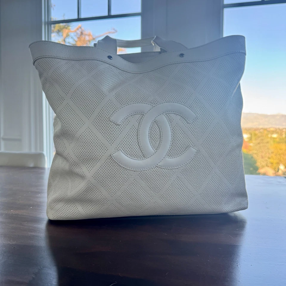香奈儿复古象牙色穿孔山羊皮限量版CC托特包 — 第 4/4 张图片