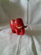 Roter Elefant mit goldenen Sto&szlig;z&auml;hnen