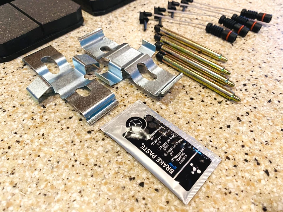 JUEGO PASTILLAS FRENO DELANTERO MERCEDES BENZ 380SL 380SE 420SEL 560SEC SENSOR PASTILLAS HARDWARE Foto 2 de 4