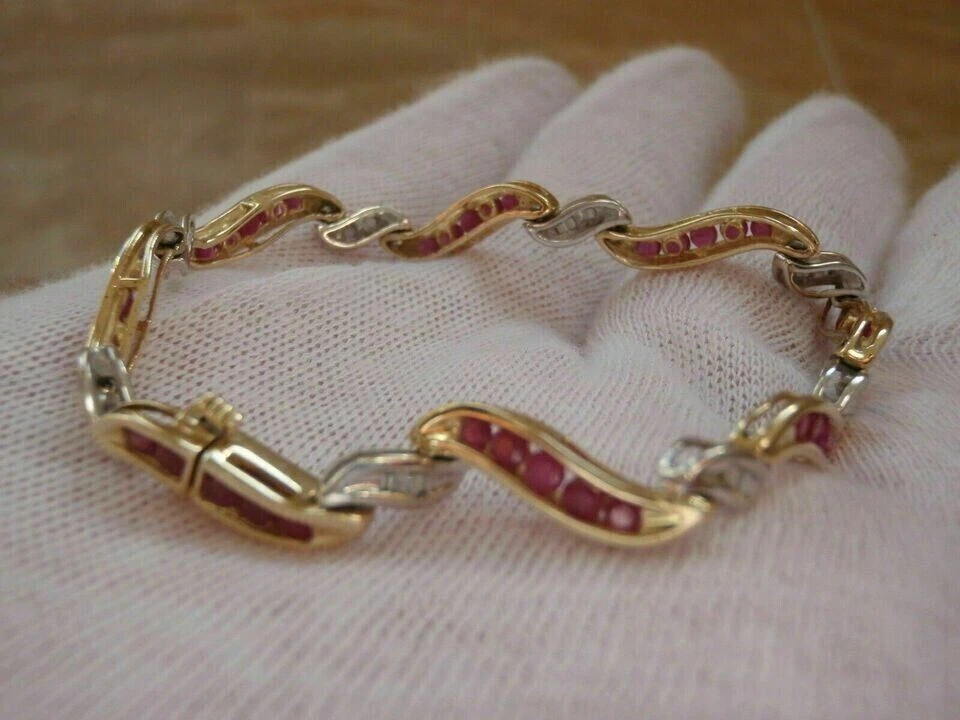 Brazalete Tenis 7.0Ct Corte Redondo Simulado Rubí y Diamante Acabado Oro 14K Dos Tonos Foto 4 de 4