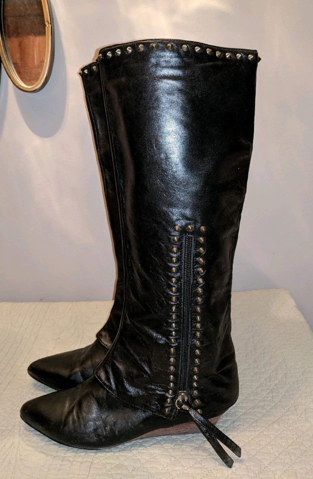 BOUTIQUE 9 BOTAS DE MOTOCICLISTA DE CUERO NEGRO CON TACHUELAS ALTAS DAMAS MOTO 5,5 CLAVOS Foto 3 de 4