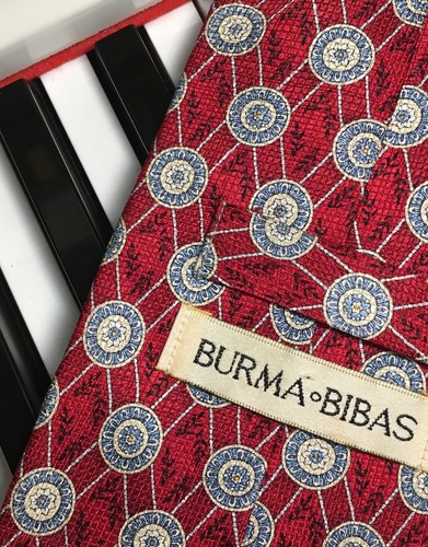 Burma Bibas / klassische scharlachrote Macclesfield Seidenkrawatte mit blau & weißen Blumen Rondellen - Bild 4 von 8