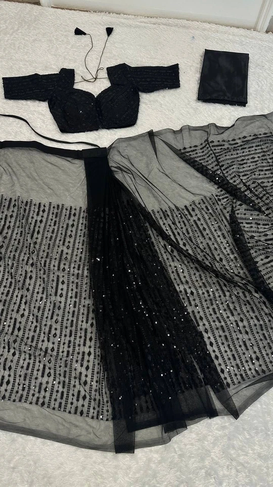 Sari negro de red de aspecto atractivo con hermosa blusa para uso funcional Foto 4 de 4