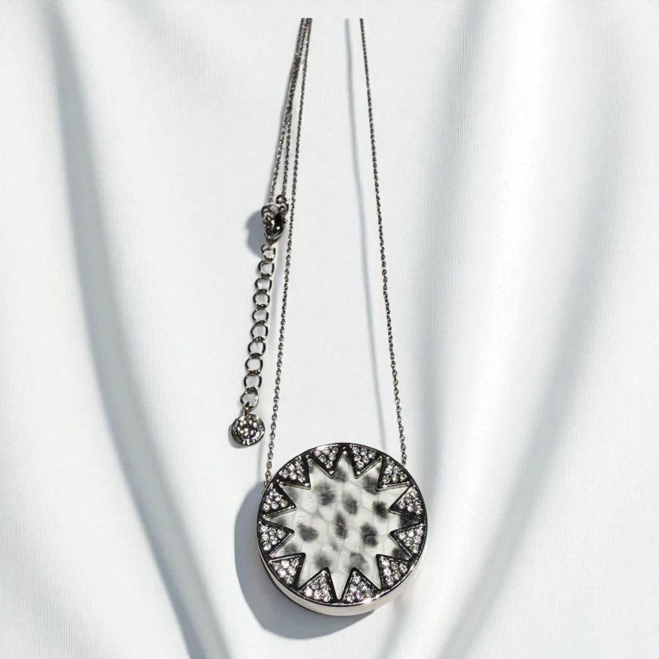 House of Harlow 1960 Sunburst 吊坠项链银色锤形圆盘水晶 — 第 2/4 张图片