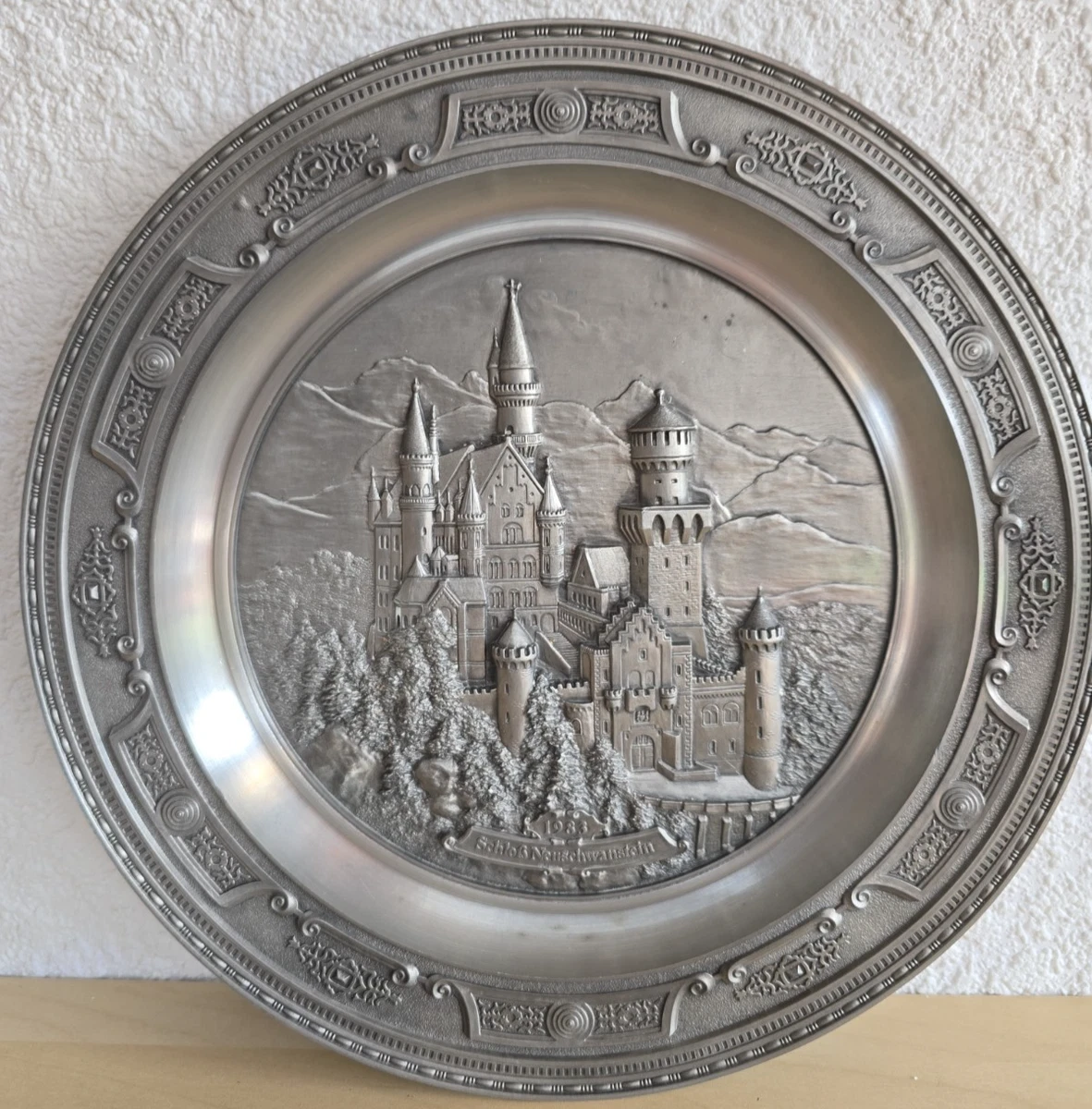 WMF Zinnteller mit Reliefmotiv " Schloss Neuschwanstein 1983" Ø  23cm
