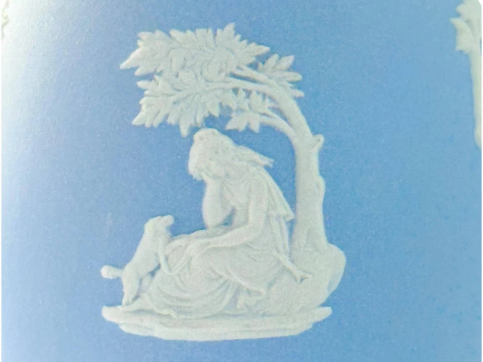 Jarrón de jaspe Wedgwood • Motivos clásicos en relieve azul y blanco • De colección Foto 4 de 4