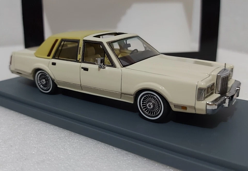 WOW Lincoln Town Car Beige 1986 1:43 Neo 43545 EXTREMELY RARE!! - Image 3 of 4