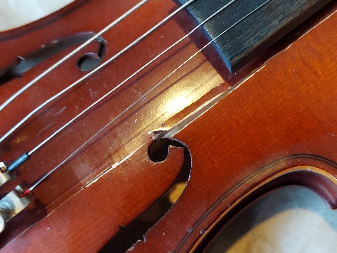 Suzuki No.220 1/8 Violin, Japan 1975, reglue/repair needed