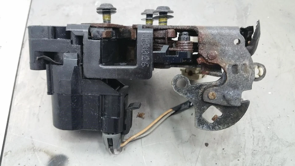 Pestillo puerta delantera derecha Chevy Cavalier OEM Pontiac Sunfire 22723799 95 05 99 01 Foto 2 de 4