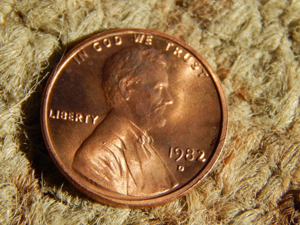 1982 D Lincoln Penny Large Date Copper Coated Zinc w Mint Error - Image 4 of 4