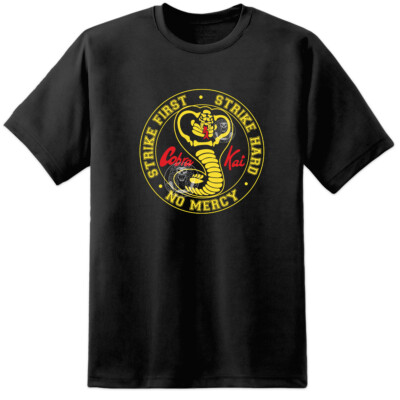 Herren Cobra Kai DOJO T-Shirt Strike First Strike Hard No Mercy Karate Kid Retro