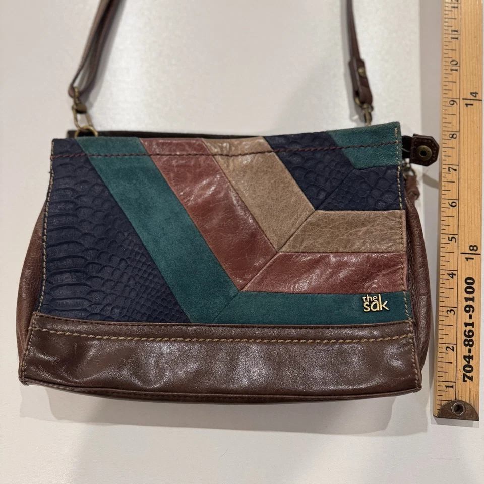 The Sak Y2K 拼布皮革和麂皮绒 Iris Demi 斜挎包可拆卸肩带  — 第 2/4 张图片