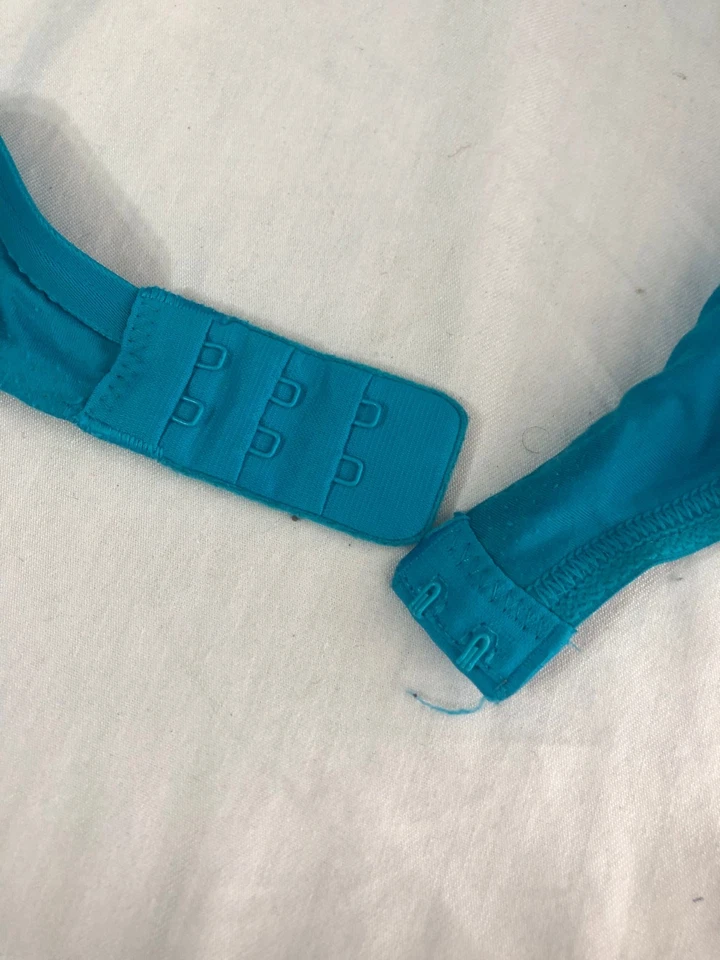 Victorias Secret Women's Miraculous Plunge Underwire Back Closure bra 34B blue - Image 2 of 4