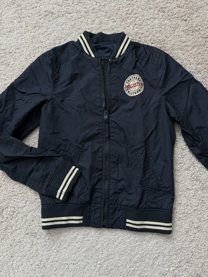 NUEVO CON ETIQUETAS HOLLISTER Y2K LOGO CHAQUETA BOMBER ABRIGO AZUL MARINO PARA HOMBRE TALLA MEDIANA Foto 2 de 4