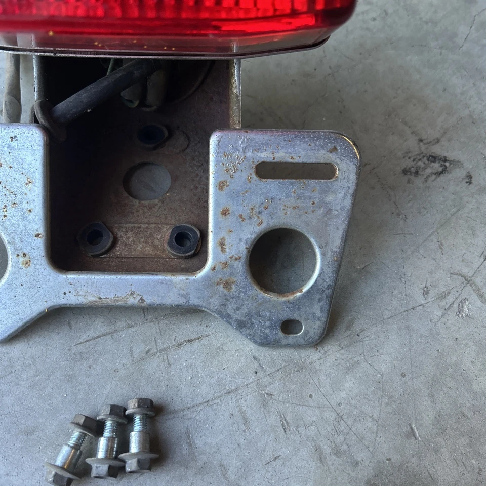 Задний тормозной фонарь с кронштейном для номерного знака 1979 - 1982 Honda CX500C - Изображение 3 из 4