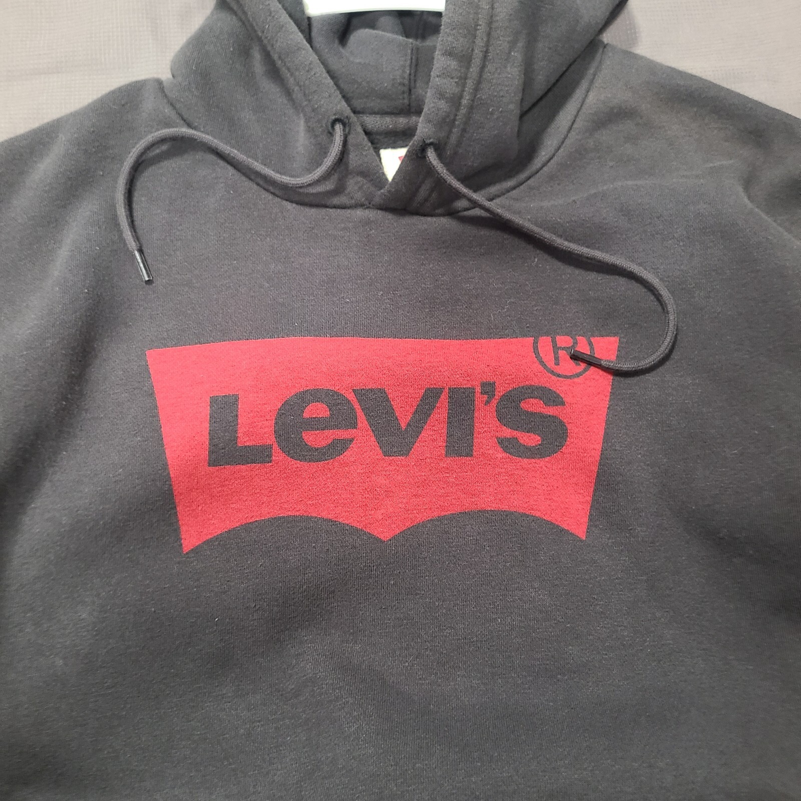 Levi's Men's Hoodies Sweatshirt 387970003 Solid Grey W/Red Logo Medium Size.