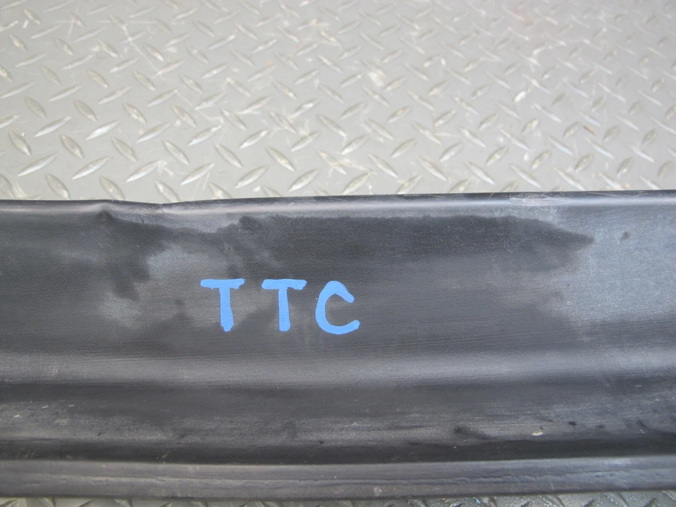 🥇75-82 TRIUMPH TR7 PARACHOQUES DELANTERO FALDÓN INFERIOR CUBIERTA MOLDEADA OEM Foto 2 de 4