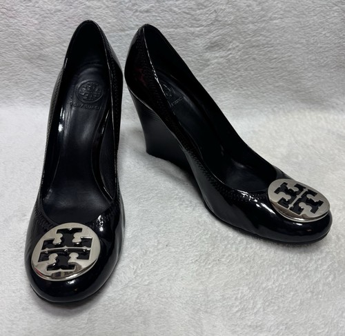 Tory Burch Damenschuhe schwarz Reva Sophie Keilabsatz Größe 10,5 M Lackleder